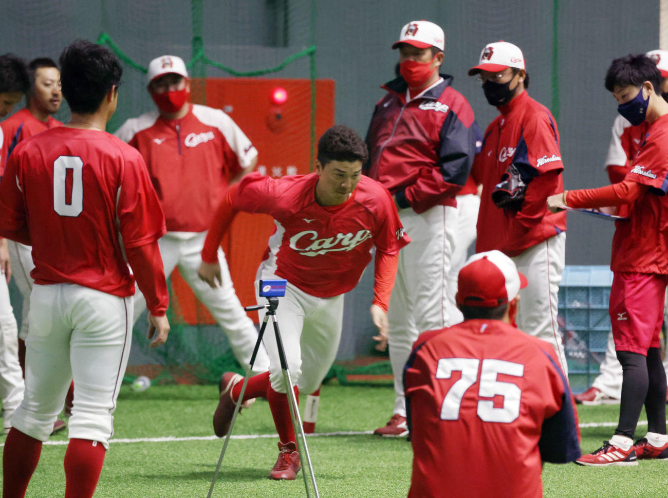 走り込む大盛（中央）。右から2人目は河田ヘッドコーチ。右から3人目は佐々岡監督（撮影・加藤孝規）