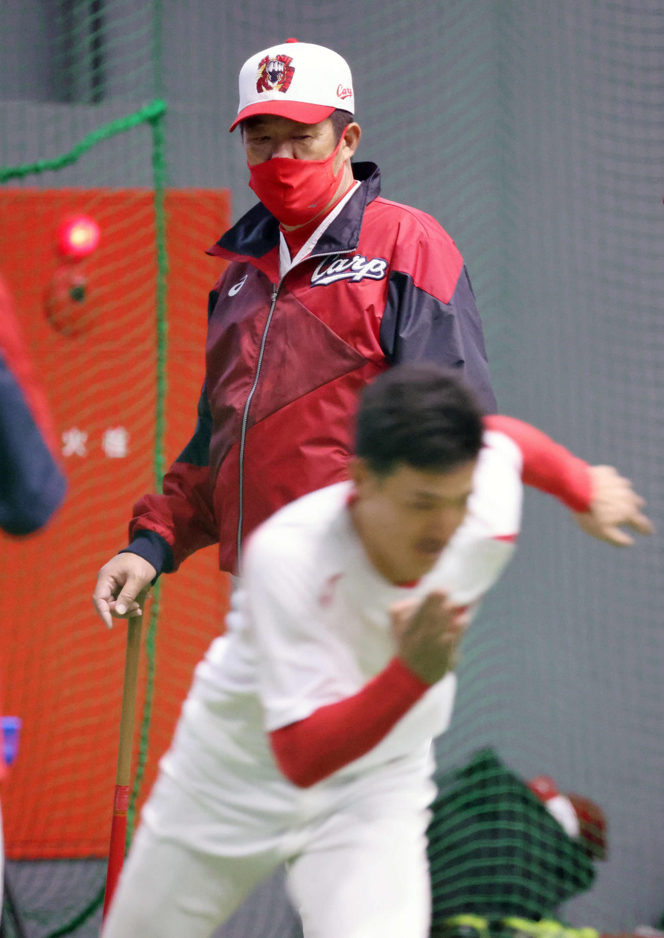 練習を見守る広島佐々岡監督（撮影・加藤孝規）