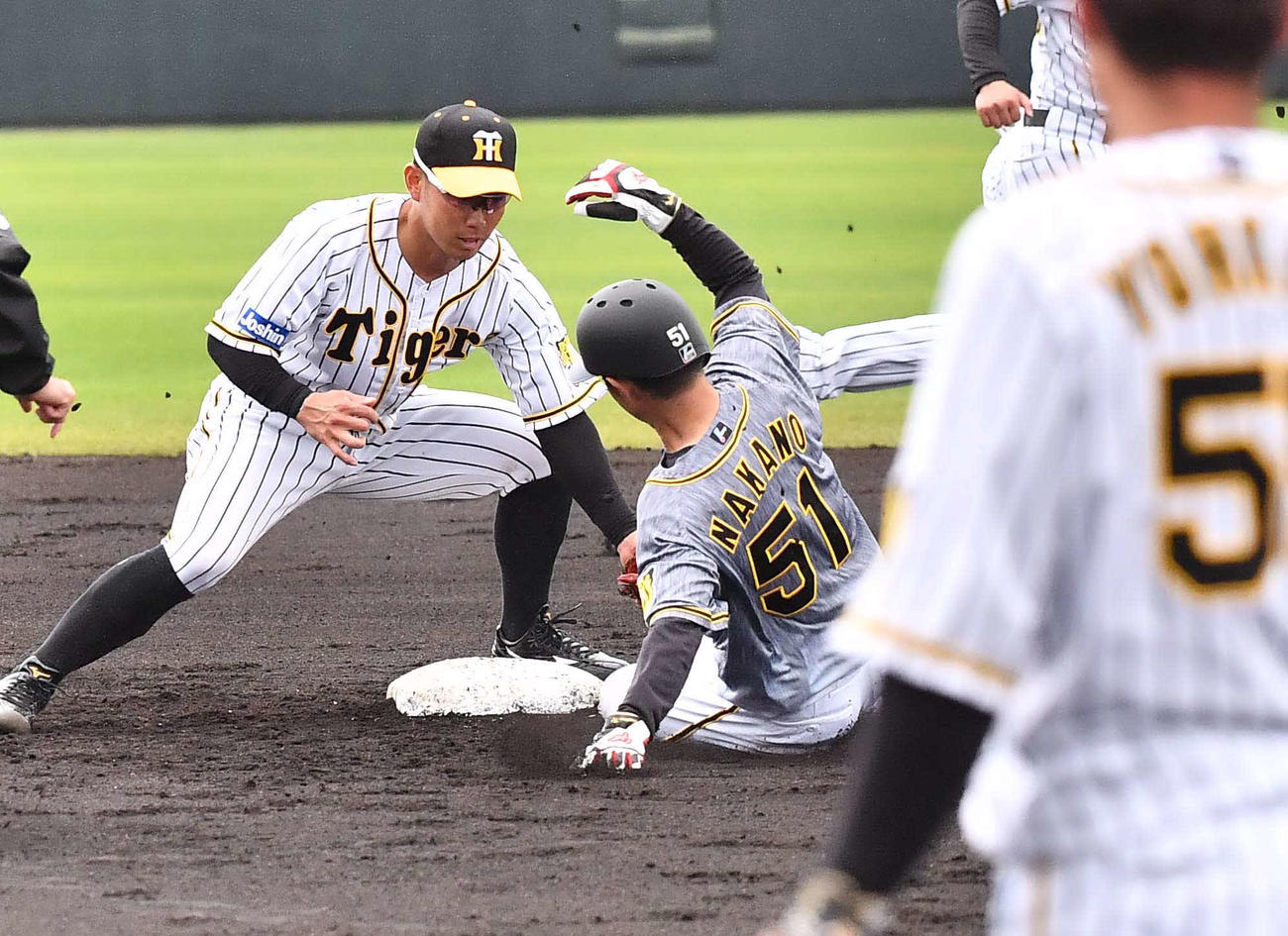 紅白戦　2回表紅組2死一塁、二盗に失敗する中野拓夢（撮影・上田博志）