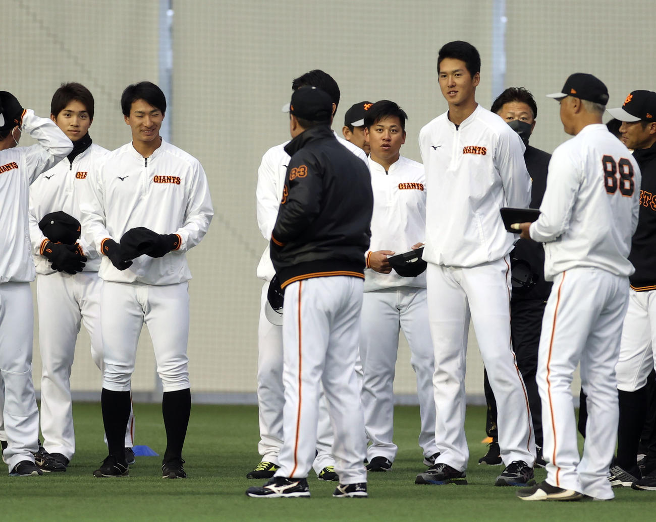 1軍に合流し、原監督（手前）に話しかけられる、左から八百板、戸根、秋広（撮影・狩俣裕三）