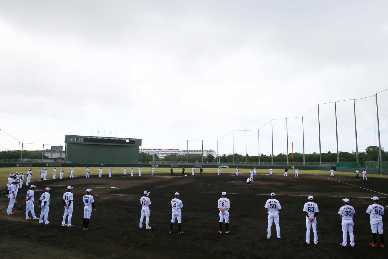 石垣島でのキャンプを終えソーシャルディスタンスを保ちながら一本締めを行うロッテの選手たち（撮影・垰建太）