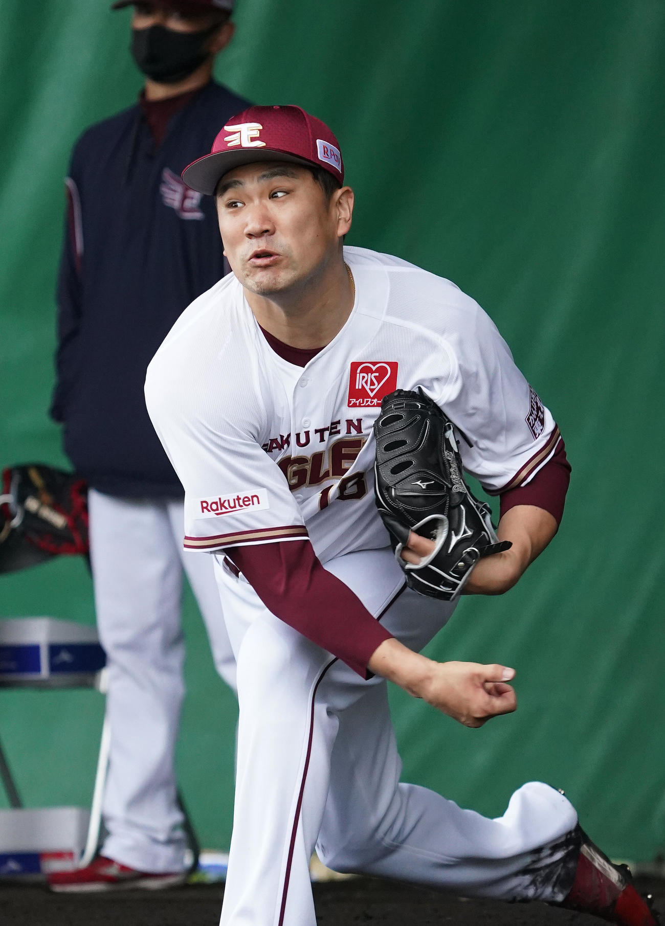 ブルペンで投球練習をする楽天田中将（撮影・菅敏）