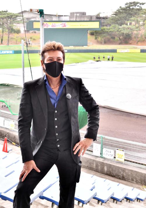 阪神宜野座キャンプを訪問し笑顔を見せる新庄剛志氏（撮影・上田博志）