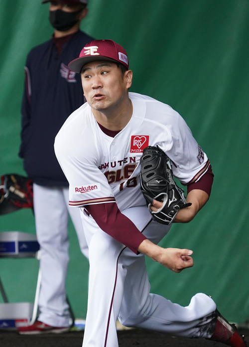 ブルペンで投球練習をする楽天田中将（撮影・菅敏）
