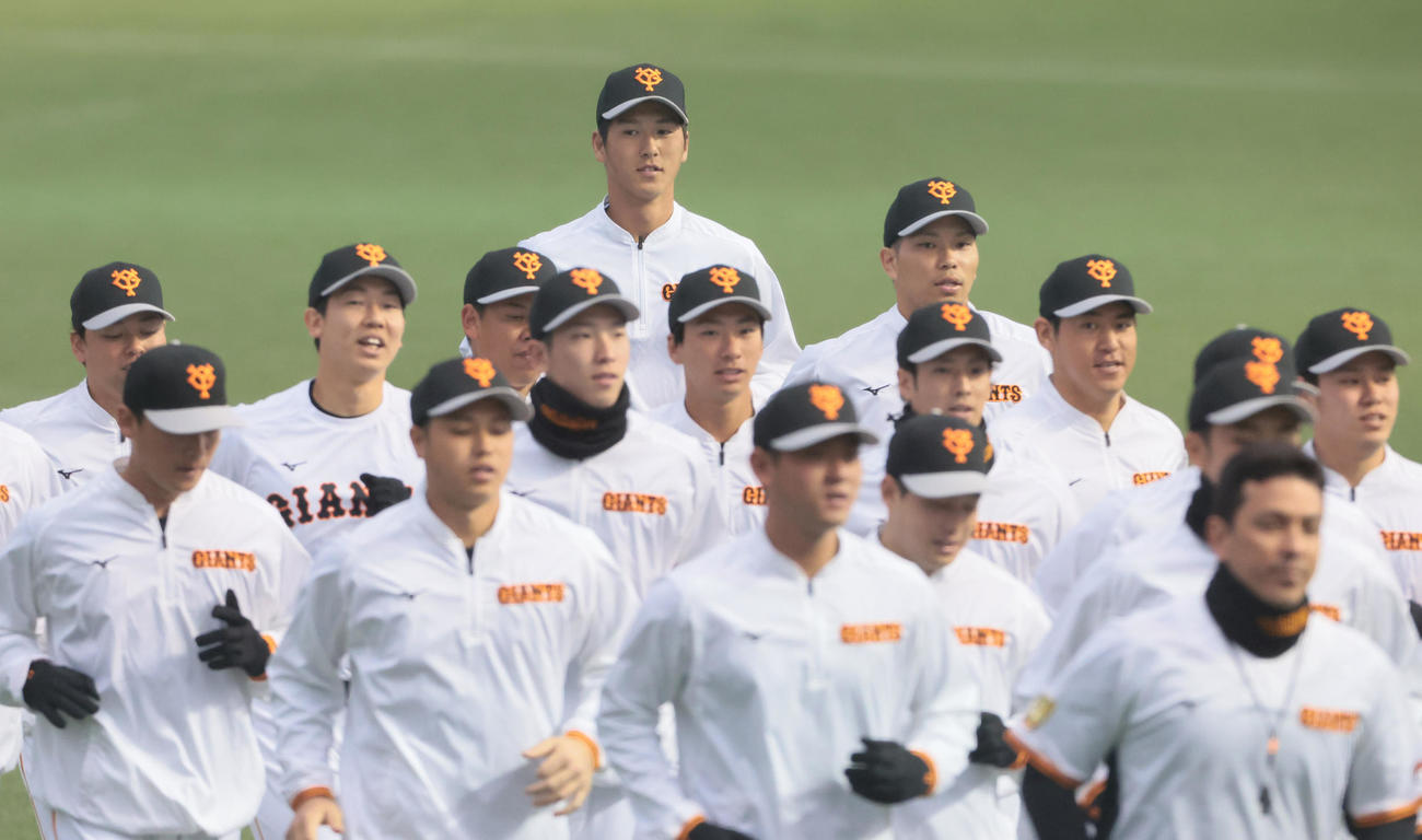1軍練習に合流した巨人秋広（後方中央）（撮影・足立雅史）