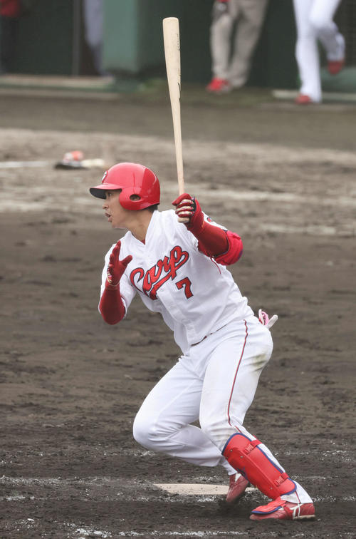 プロ野球広島沖縄キャンプ　紅白戦　5回裏白組攻無死　堂林は中前打を放つ（撮影・加藤孝規）