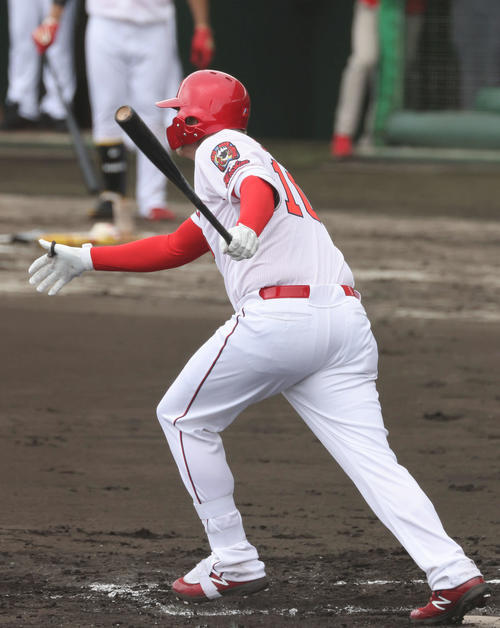 紅白戦　1回裏白組1死一、二塁、クロンは先制右適時打を放つ（撮影・加藤孝規）