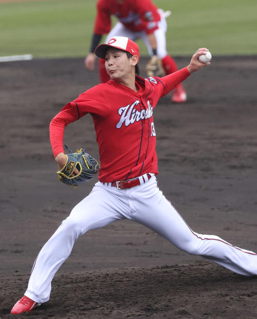 プロ野球広島沖縄キャンプ　紅白戦　3回裏白組攻　紅白戦に登板したドラフト2位の森浦（撮影・加藤孝規）