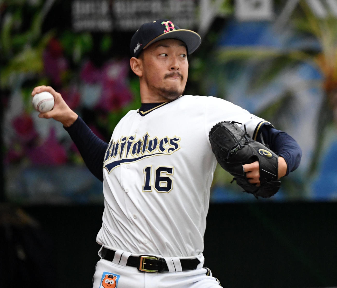 ブルペンで投球練習を行うオリックス平野佳（撮影・前岡正明）