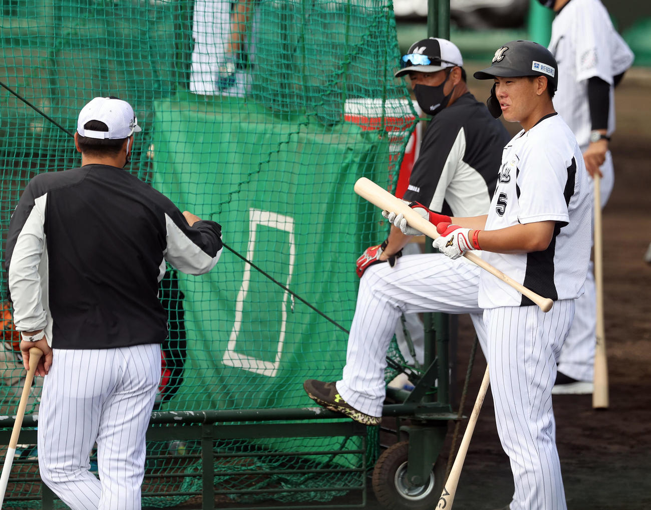 打撃練習の合間に井口監督（左）、松中臨時コーチ（中央）と言葉を交わすロッテ安田（撮影・垰建太）