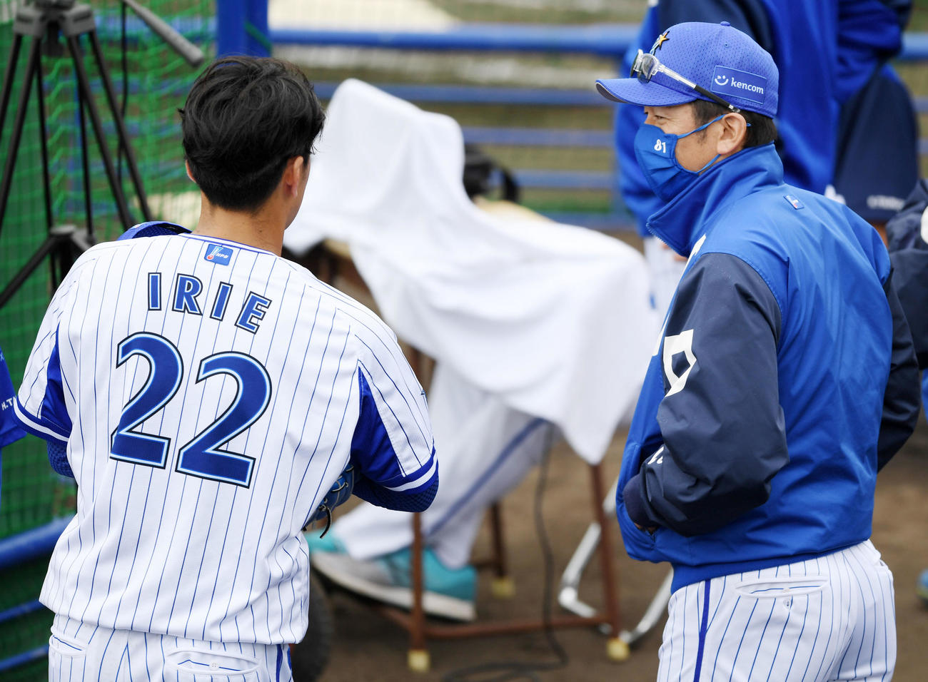 打撃投手を終えたDeNA入江（左）と会話を交わす三浦監督（撮影・横山健太）