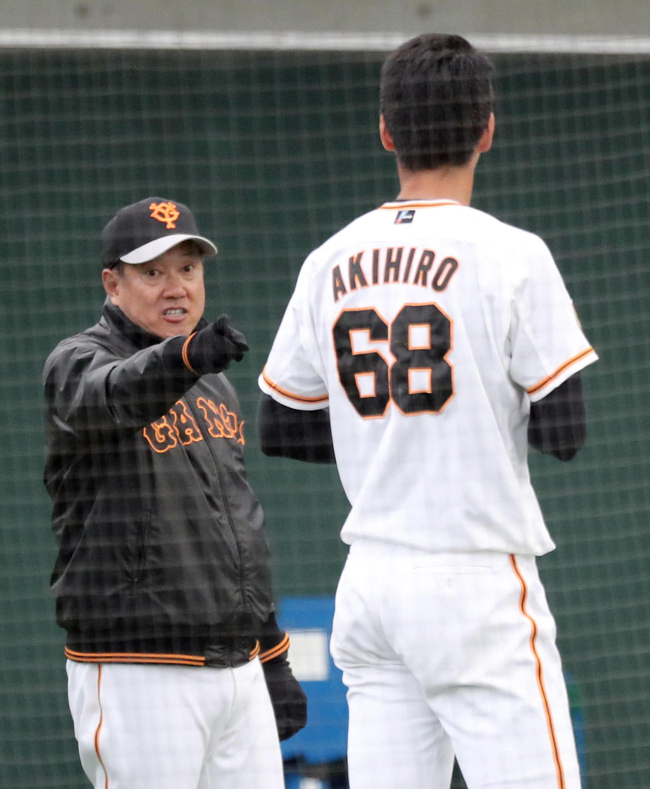 1軍合流した秋広（手前）と話をする原監督