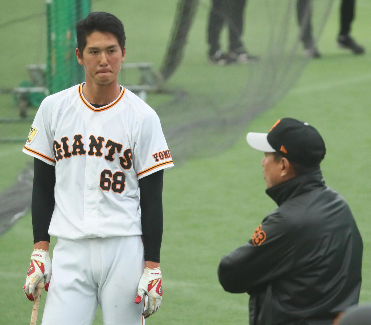 ティー打撃中の巨人秋広（左）に声をかける原監督（撮影・足立雅史）