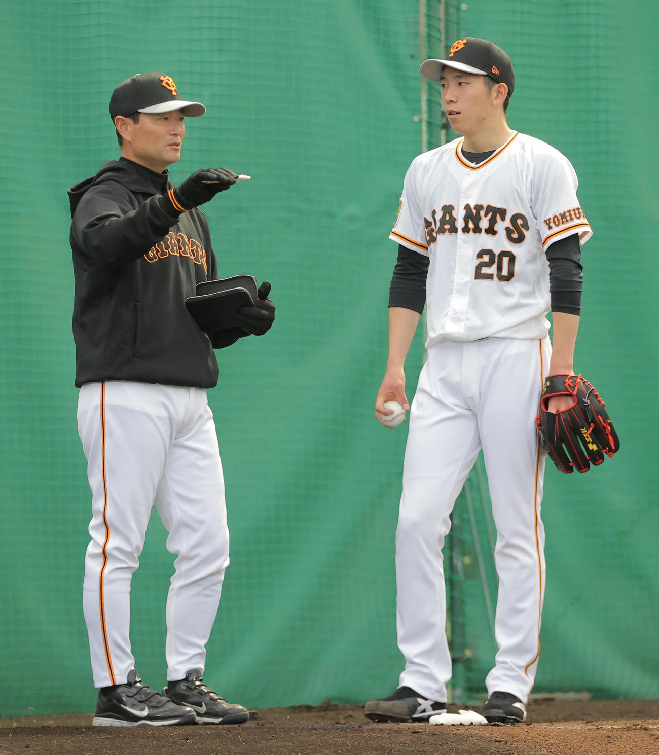 ブルペンで巨人戸郷（右）に声をかける桑田投手チーフコーチ補佐