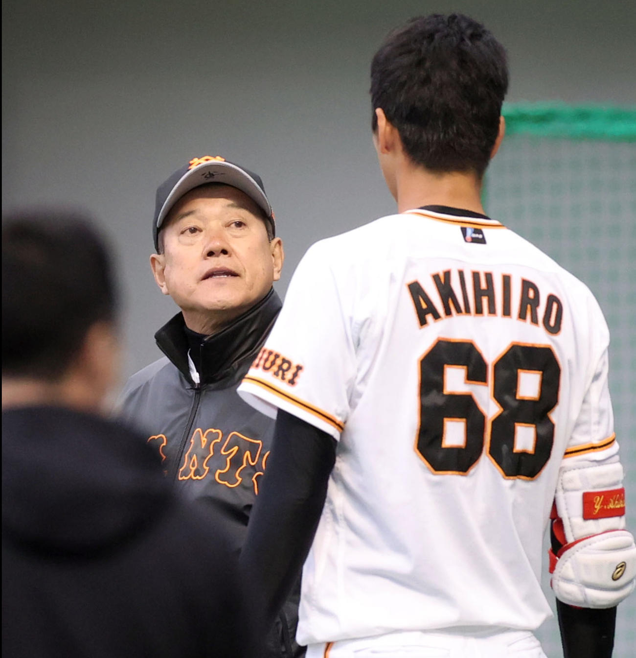 フリー打撃後、秋広（後方）を見上げ、話をする原監督（撮影・狩俣裕三）