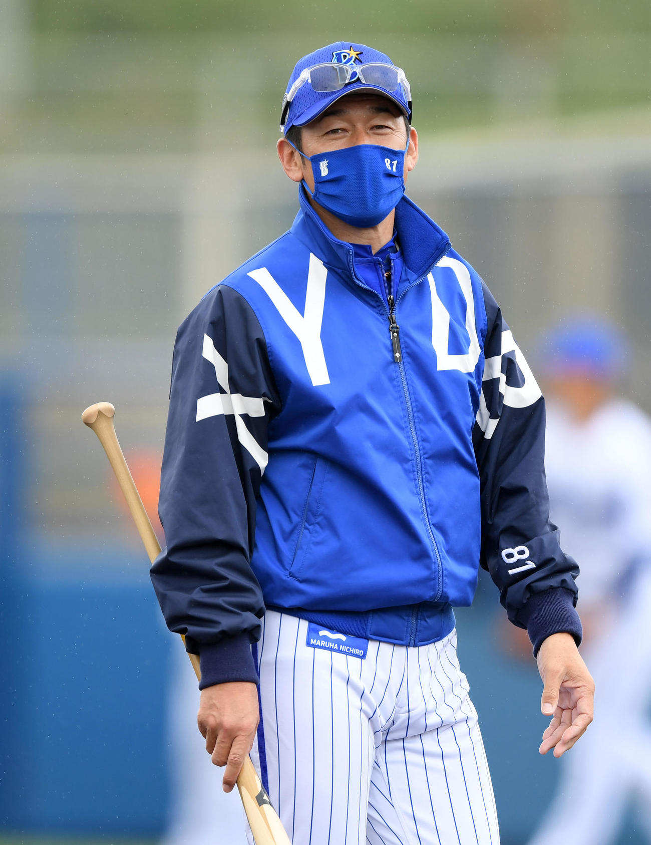 練習を見つめるDeNA三浦監督（撮影・横山健太）