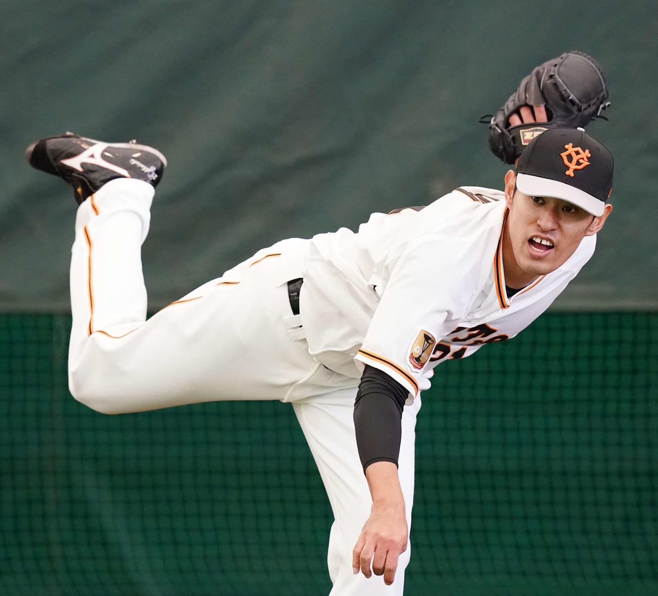 ブルペン投球する巨人井納（撮影・江口和貴）