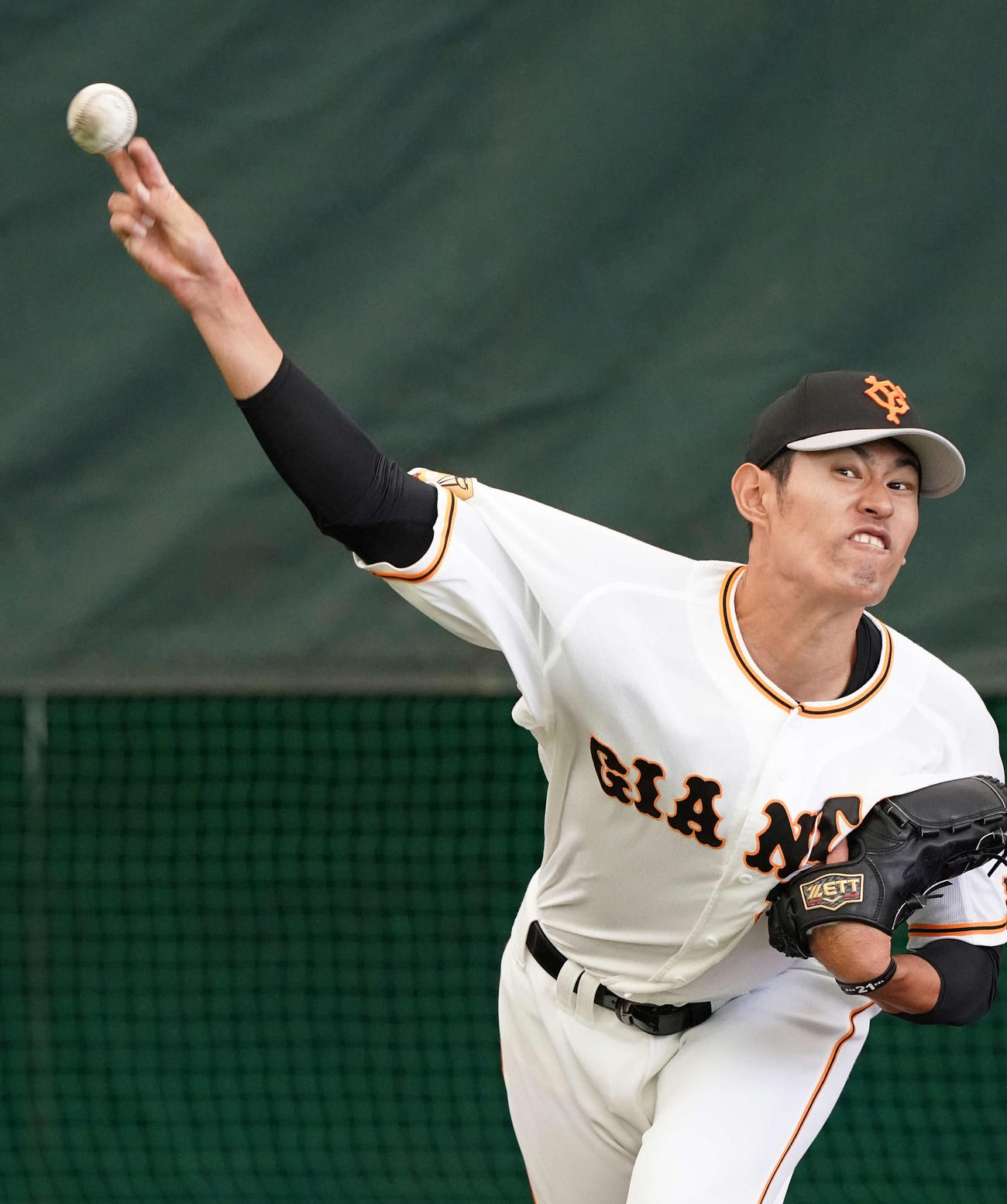 ブルペン投球する巨人井納（撮影・江口和貴）