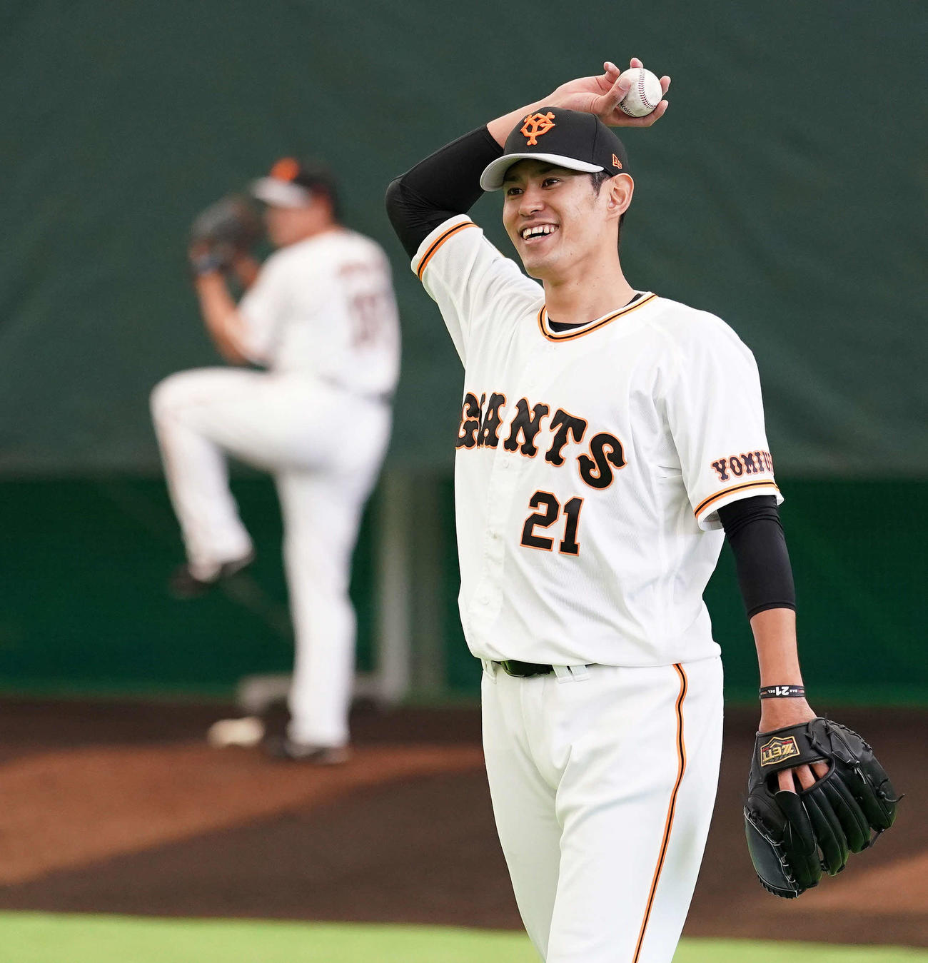 ブルペン投球を終え笑顔を見せる巨人井納（撮影・江口和貴）