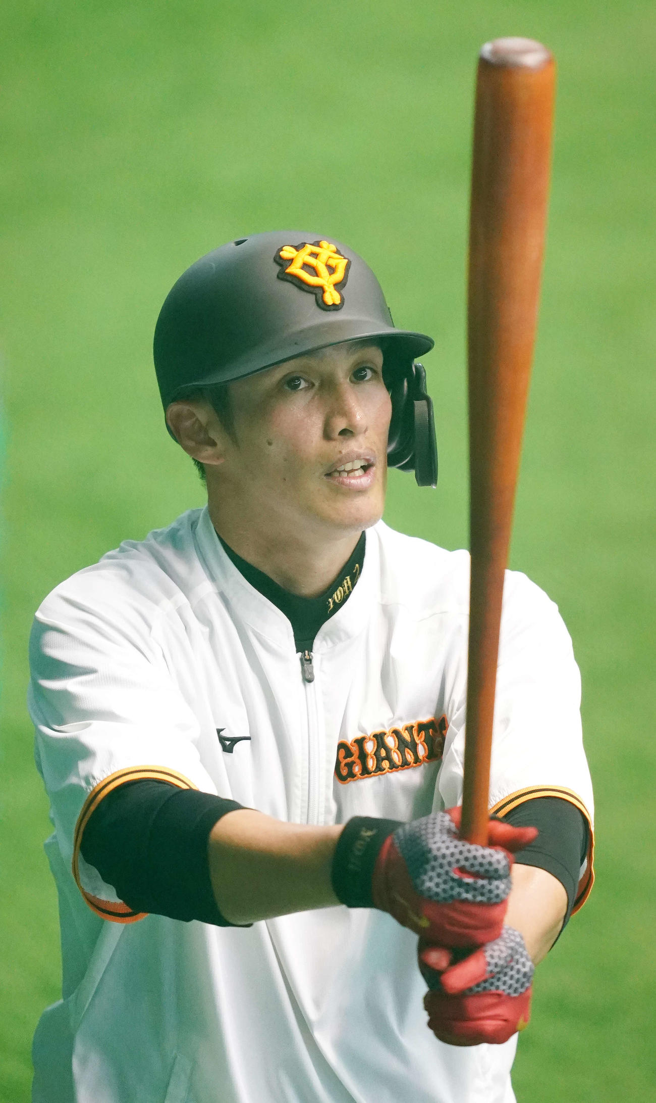 打撃練習でバットを見つめる巨人陽岱鋼（撮影・江口和貴）