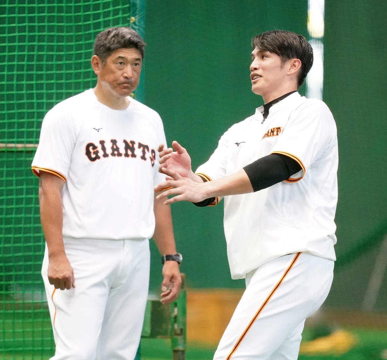 巨人石井野手総合コーチ（左）と言葉をかわす陽岱鋼（撮影・江口和貴）