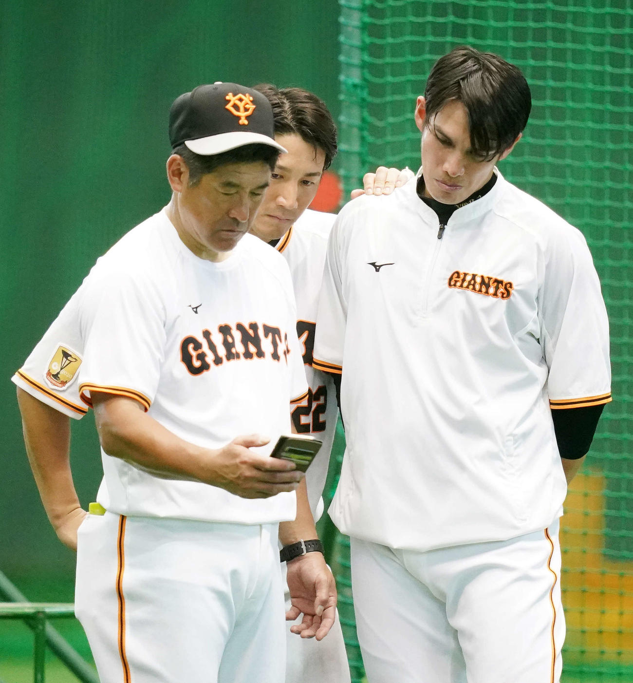 巨人石井野手総合コーチ（左）と打撃の映像を確認する陽岱鋼（右）と小林（撮影・江口和貴）