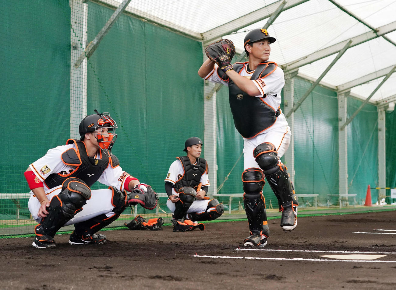 巨人今村のブルペン投球で打席に立つ小林（右）。左は炭谷（撮影・江口和貴）