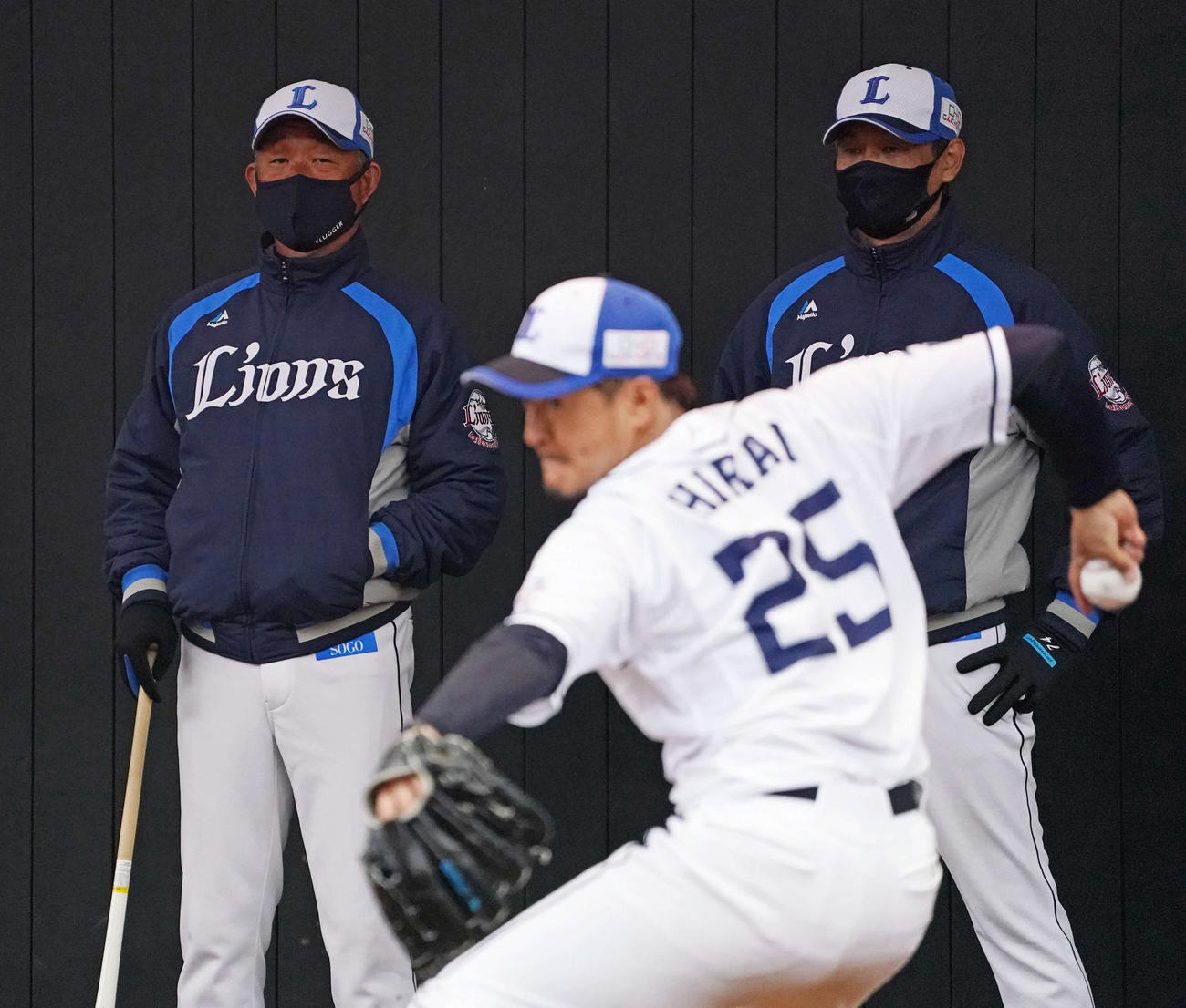 ブルペン投球する平井（手前）を見つめる辻監督（奥左）と西口投手コーチ（撮影・滝沢徹郎）
