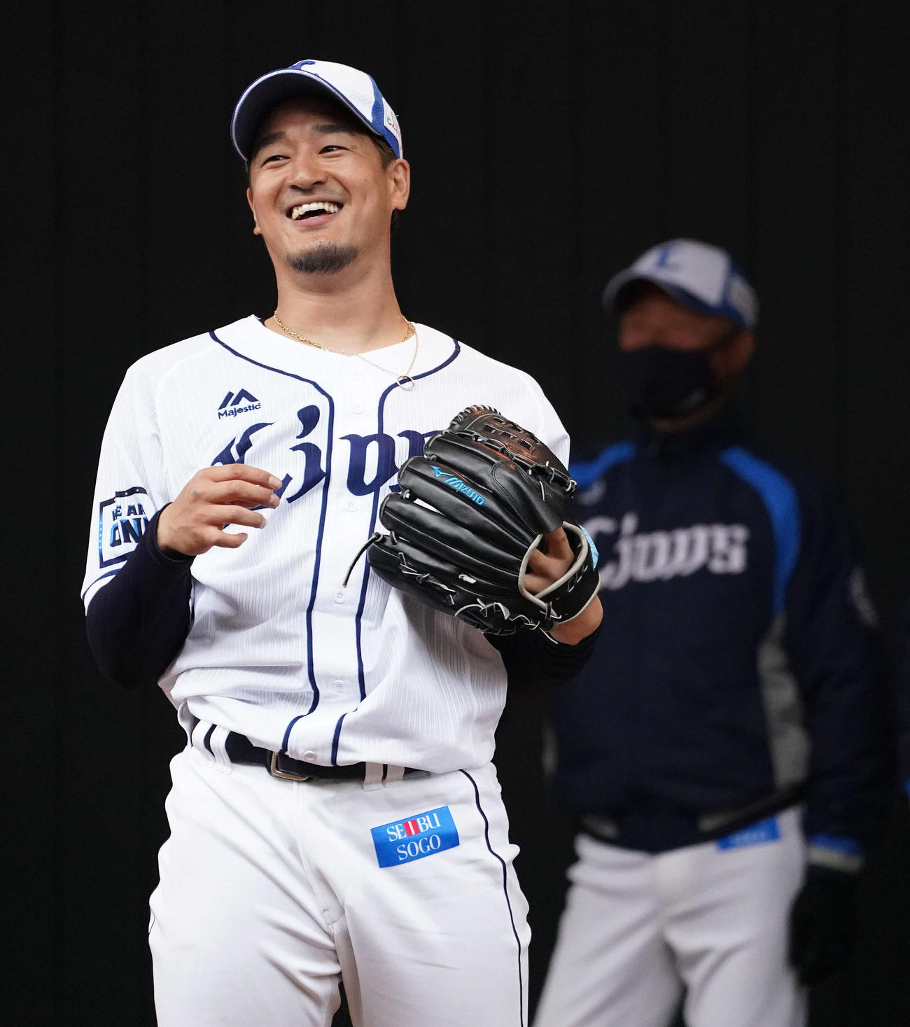 ブルペンで笑顔の西武平井（手前）。奥は辻監督（撮影・滝沢徹郎）