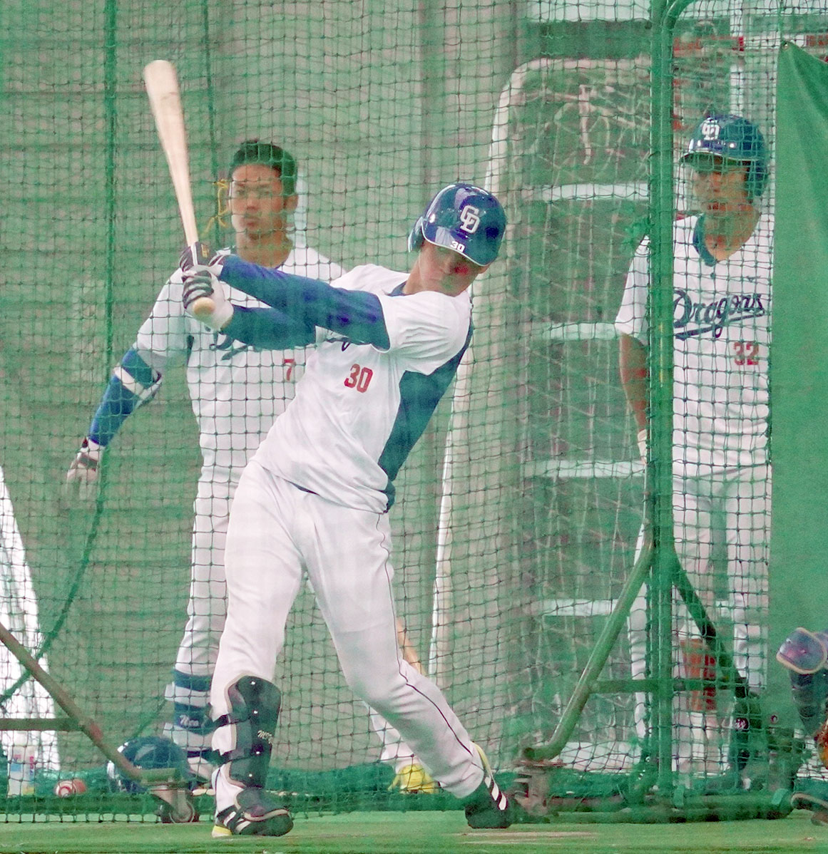 打撃練習をする三好大倫（中央）後方・左は根尾昂、右は石垣雅海（撮影・森本幸一）