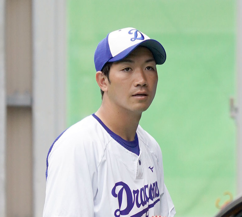 捕球練習を行った勝野（撮影・森本幸一）