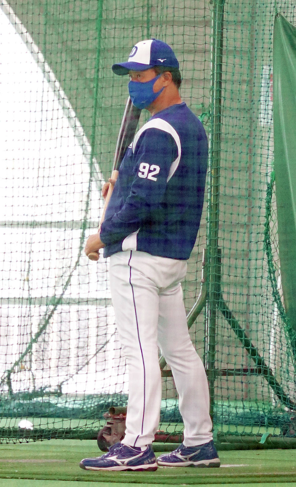 打席に立ちバントをする与田剛監督（撮影・森本幸一）