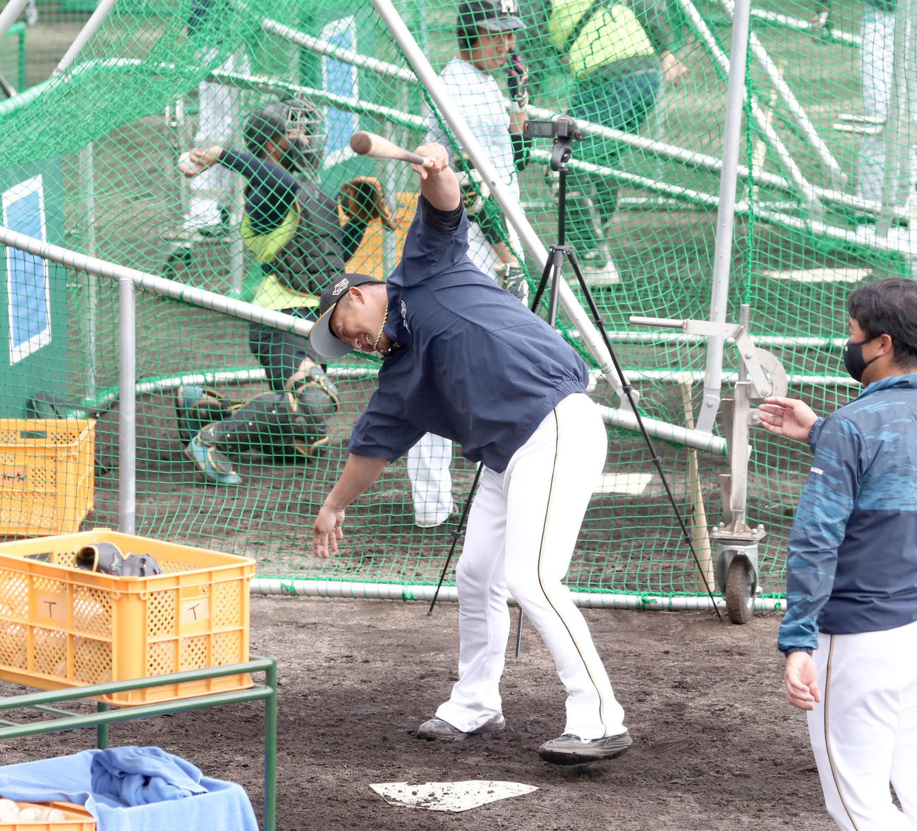 ロングティーの飛距離対決で樋口と対戦し敗れ、バットを投げ捨てる日本ハム中田（撮影・黒川智章）　　
