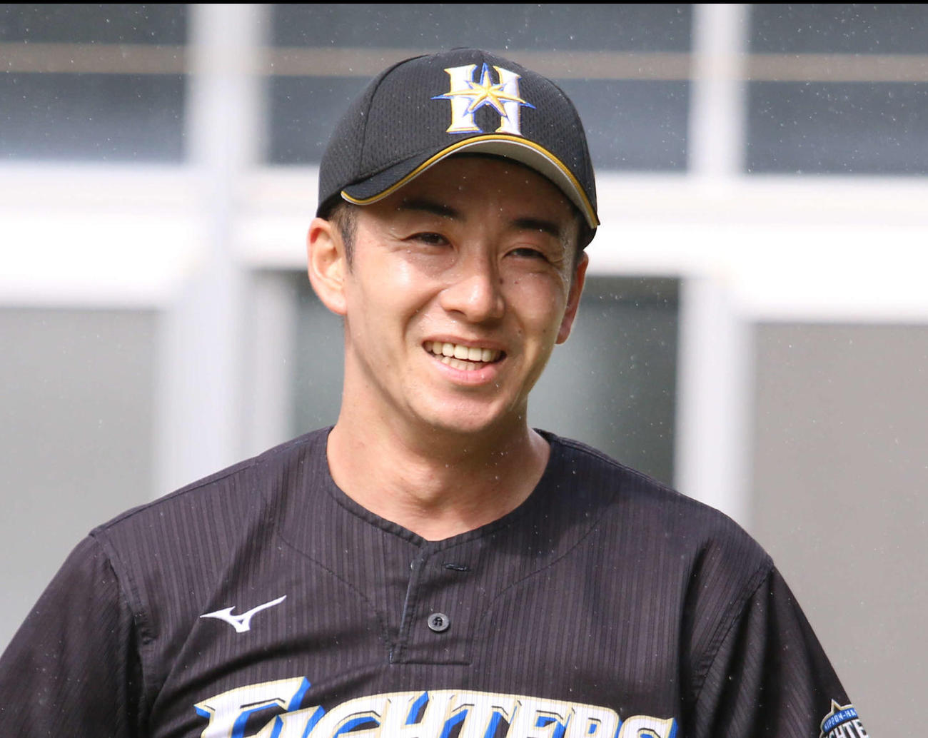 日本ハム2軍キャンプ地の沖縄・国頭のブルペンで笑顔を見せる斎藤（撮影・木下大輔）