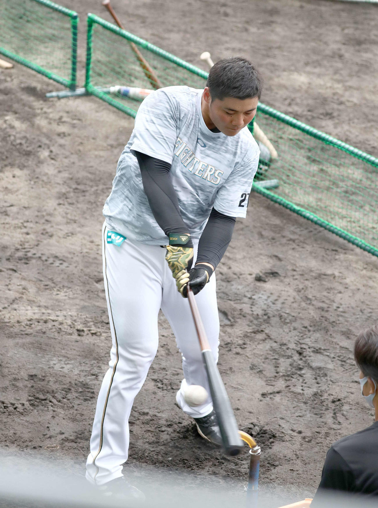 ティー打撃する日本ハム清宮（撮影・黒川智章）　　