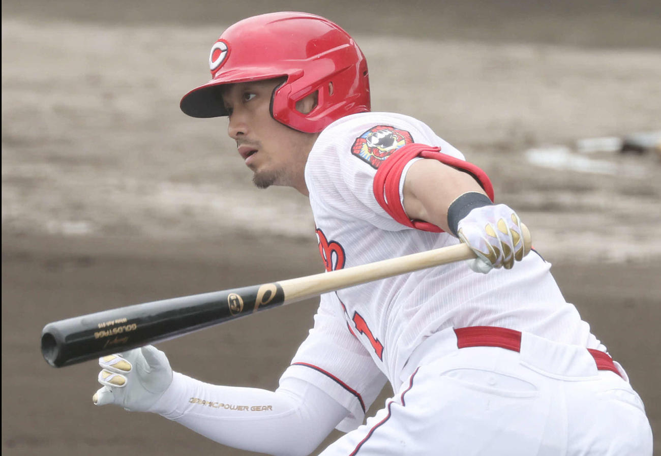 紅白戦　1回裏白組1死一塁、鈴木誠は左前打を放つ（撮影・加藤孝規）