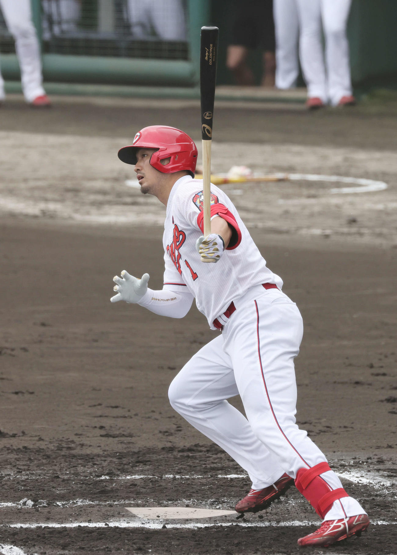 プロ野球広島沖縄キャンプ　紅白戦　1回裏白組1死一塁、鈴木誠也は左前打を放つ（撮影・加藤孝規）