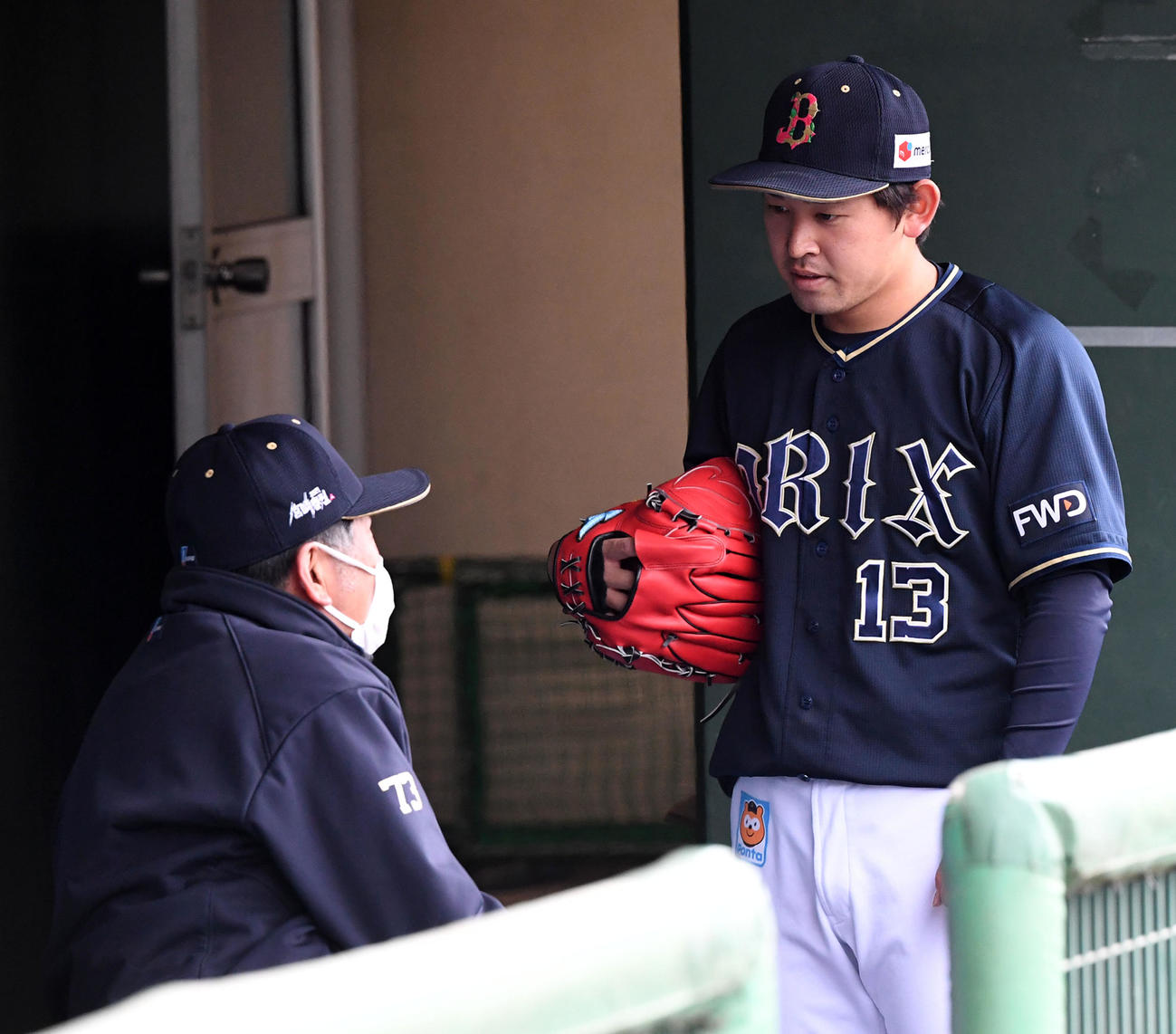 オリックス紅白戦　ベンチに戻り高山コーチ（左）と話す紅組先発の宮城（撮影・前岡正明）