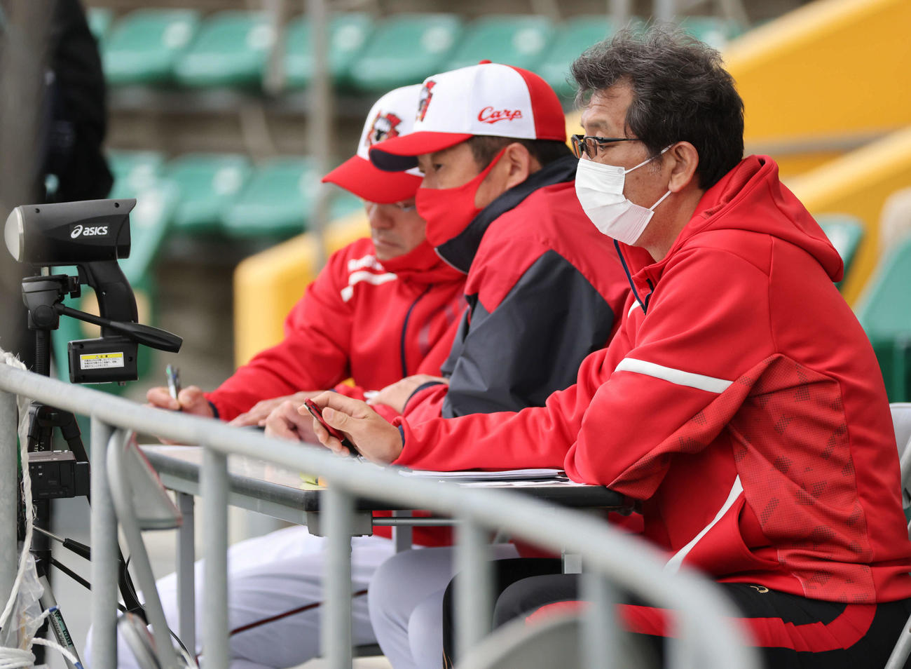 紅白戦　試合内容をチェックする佐々岡監督（中央）（撮影・加藤孝規）