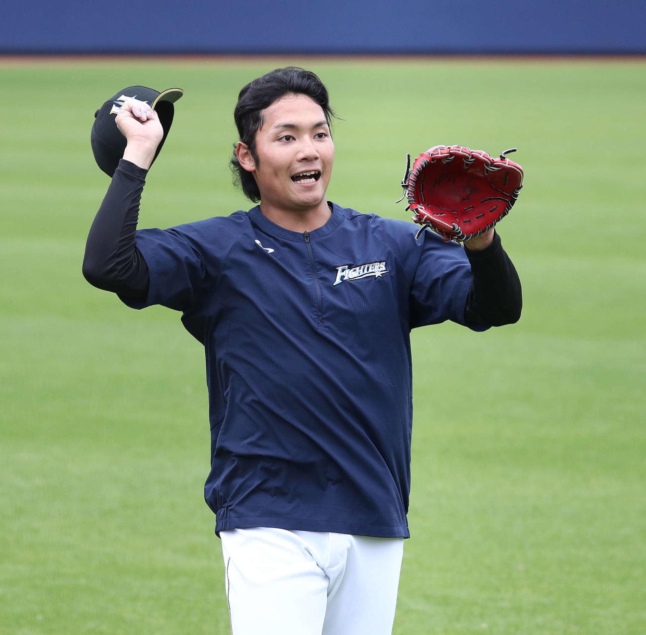 キャッチボールを終え笑顔の日本ハム伊藤（撮影・黒川智章）　　