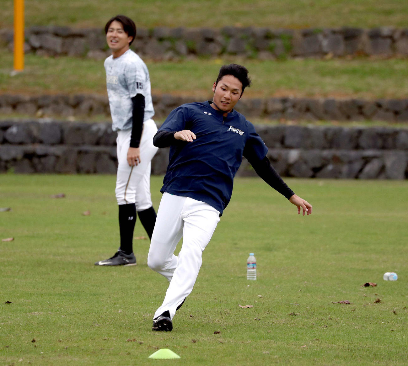 シャトルランに汗を流す日本ハム伊藤（撮影・黒川智章）　　