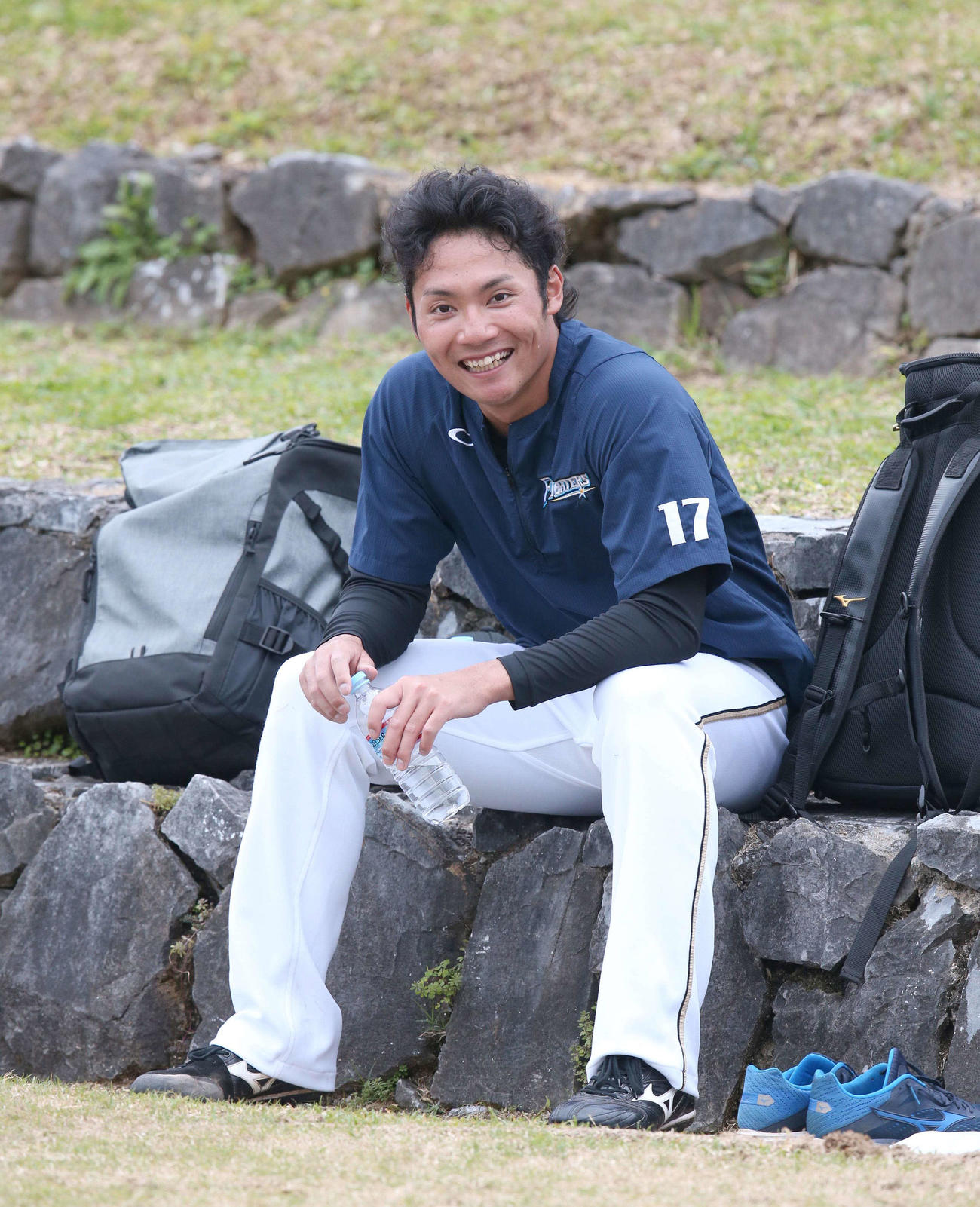 練習の合間に笑顔を見せる日本ハム伊藤（撮影・黒川智章）　　