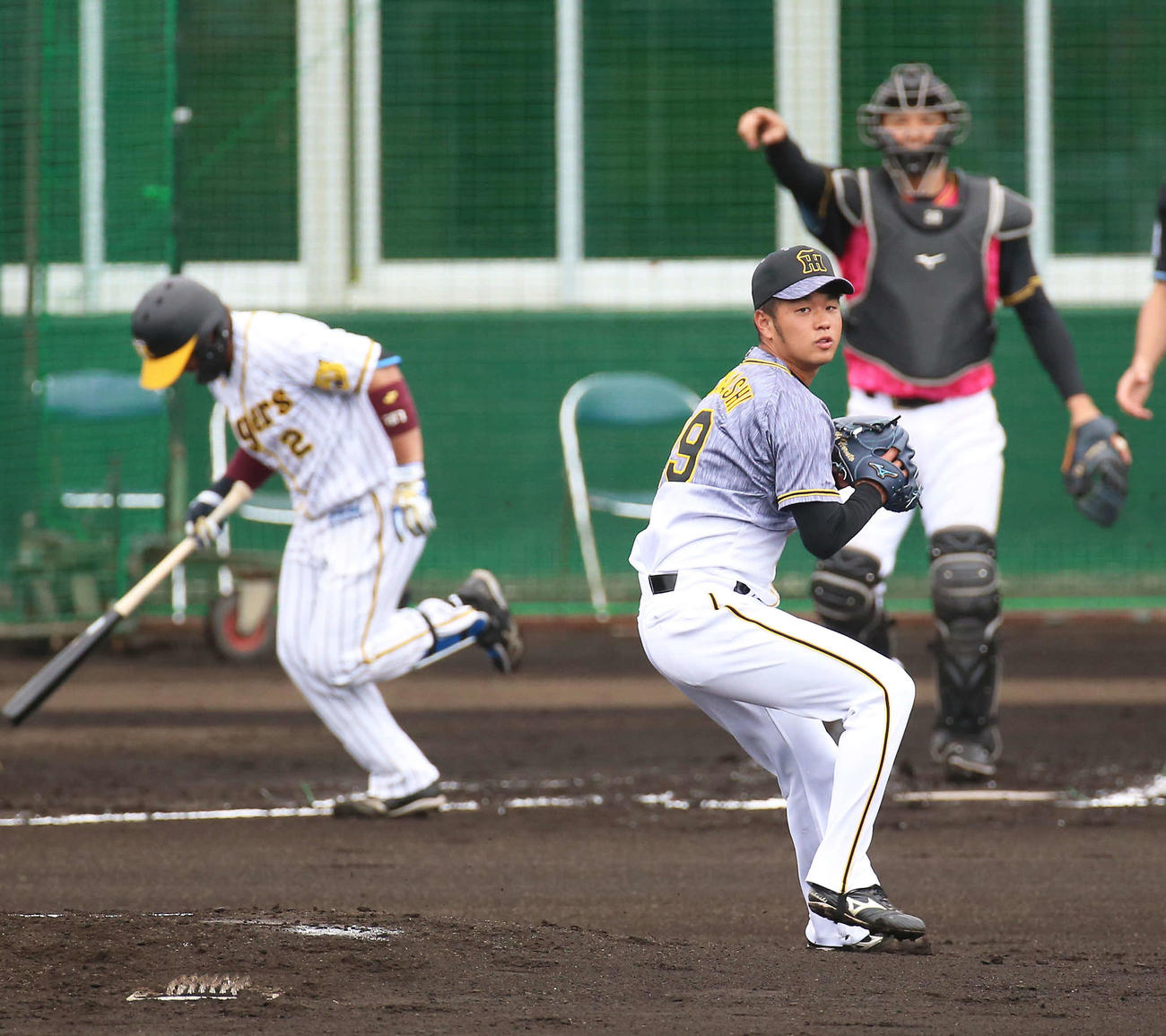 紅白戦　1回裏白組1死二塁、高橋（右手前）は梅野を投ゴロに仕留める（撮影・上山淳一）