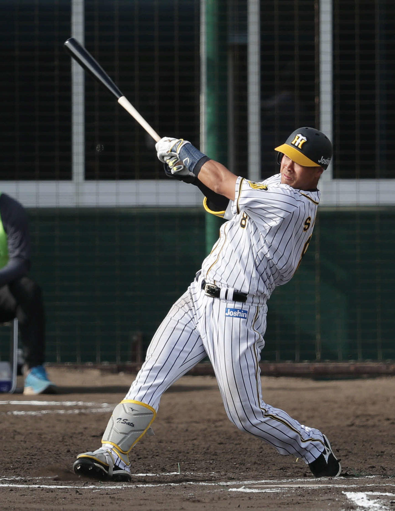 阪神対日本ハム　7回裏阪神1死二塁、佐藤輝は右翼線に勝ち越し適時二塁打を放つ（撮影・前田充）