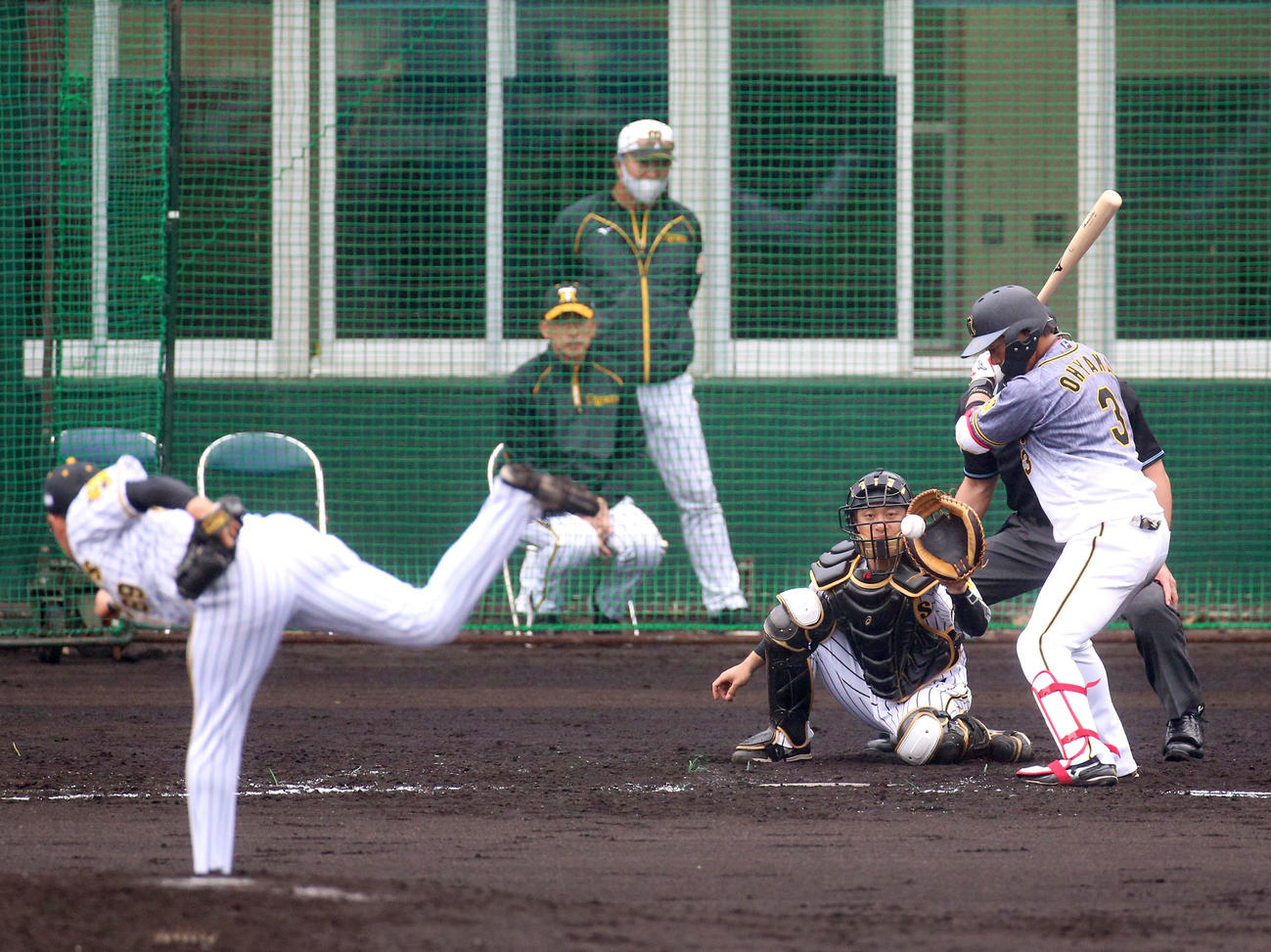 阪神紅白戦　4回表紅組2死、石井大は大山を見逃し三振に仕留める（撮影・上山淳一）