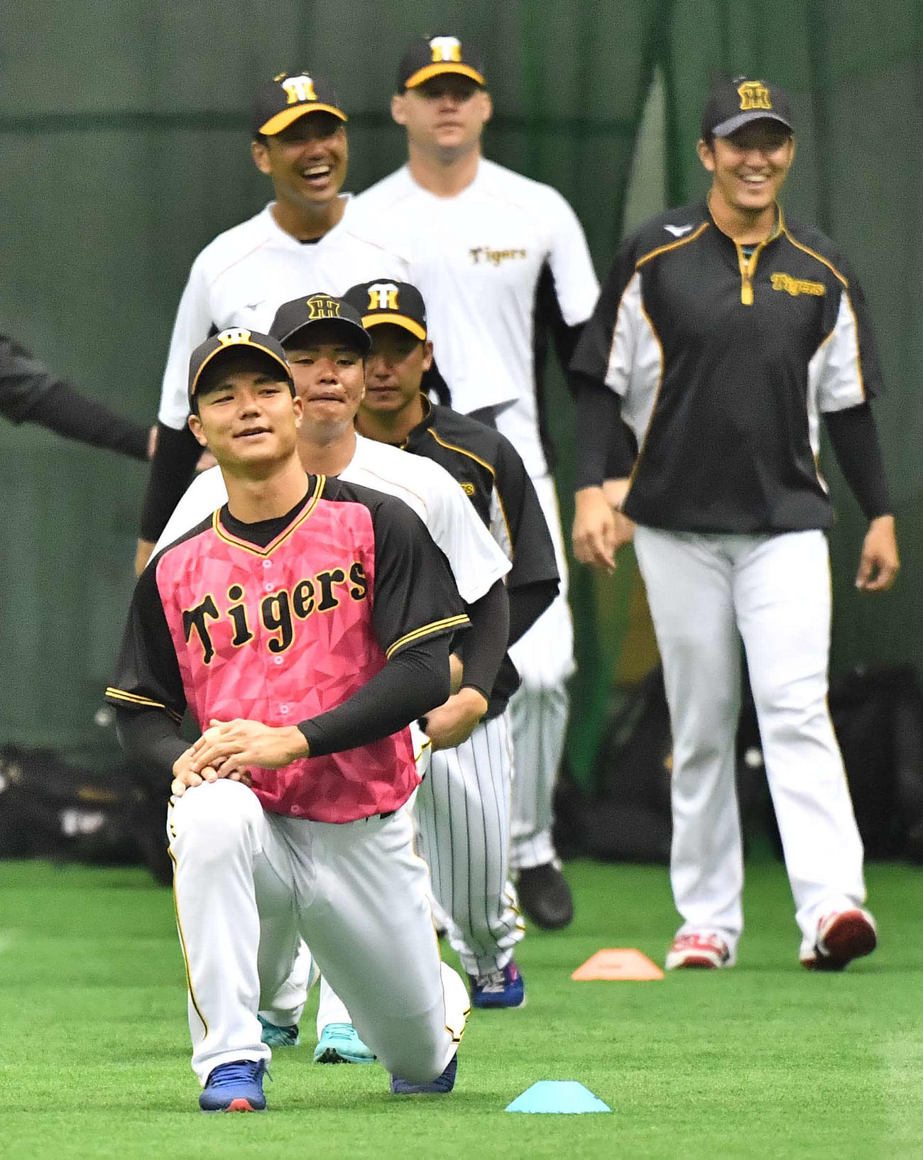 ピンクユニホームを着て一日主将を務める栄枝（撮影・上田博志）