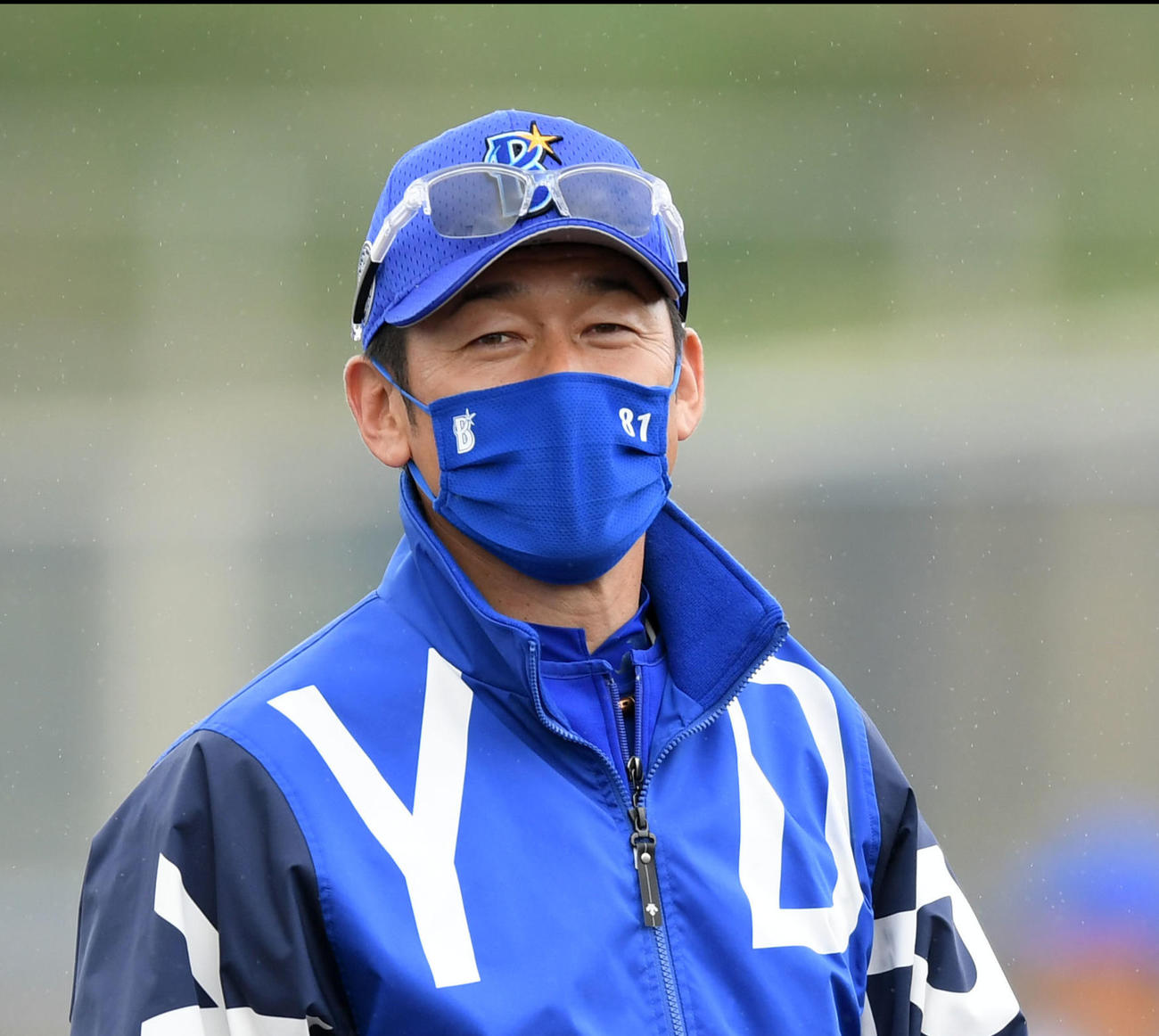 練習を見つめるDeNA三浦監督（撮影・横山健太）