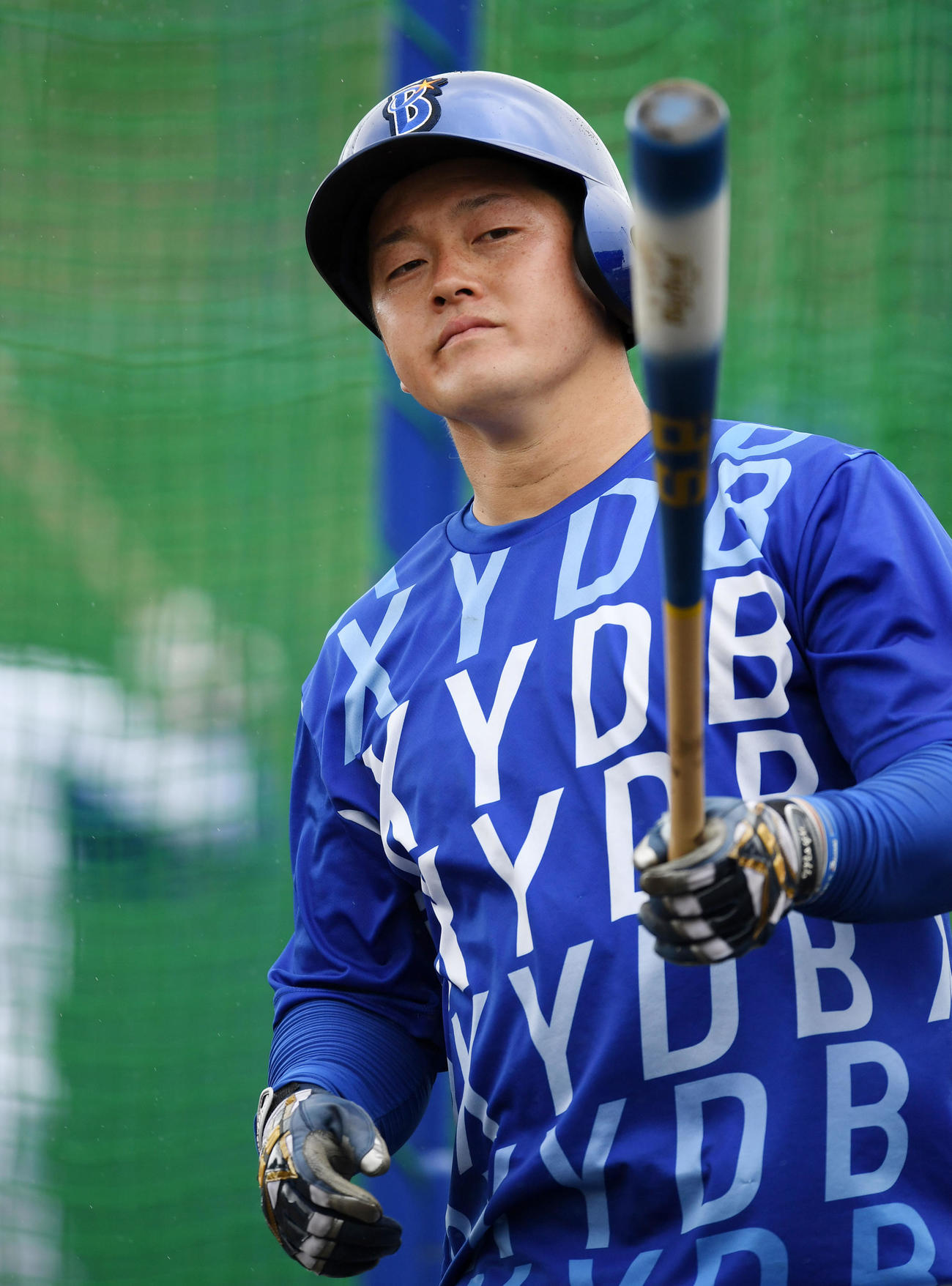 バットを見つめるDeNA牧（撮影・横山健太）