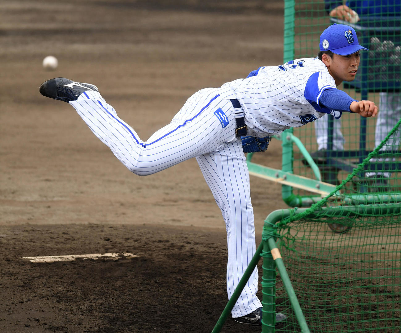 打撃投手をするDeNA入江（撮影・横山健太）