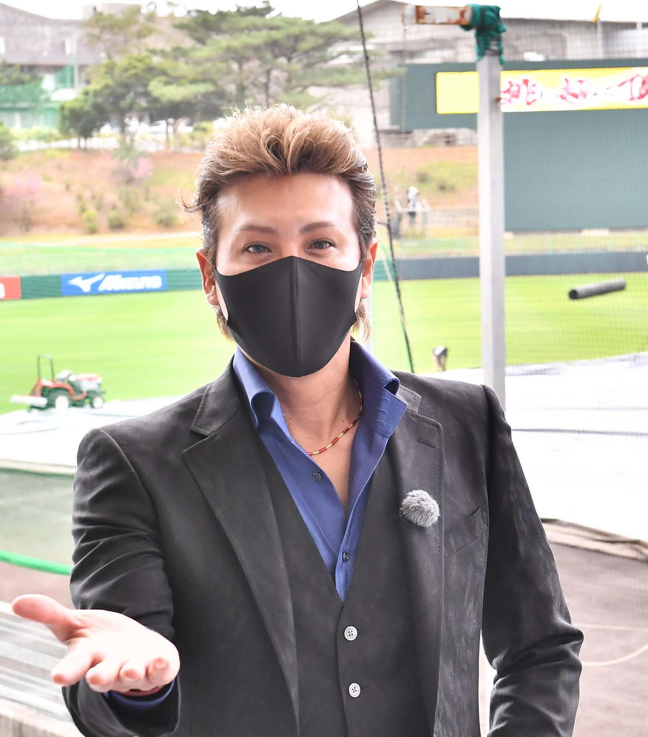 阪神キャンプ地を訪問した新庄剛志氏は右手を出して「ギャラちょーだい」と冗談を言う（撮影・上田博志）